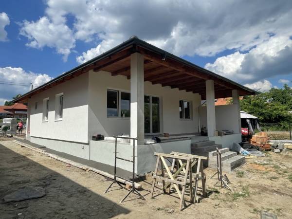 eladó újépítésű családi ház, Erdőkertes